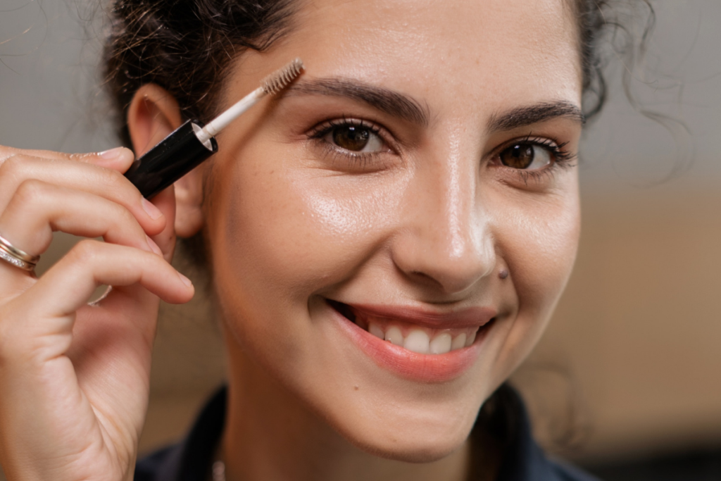 Dacă ai sprâncene frumoase, acestea au un rol definitoriu pentru conturarea armonioasă a feței și un aspect plăcut