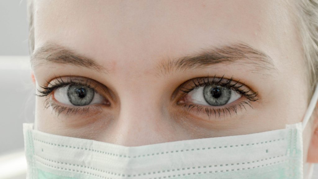 Unde trebuie să arunci măştile de protecţie folosite. Multe persoane fac această greşeală. Sfaturile experţilor 