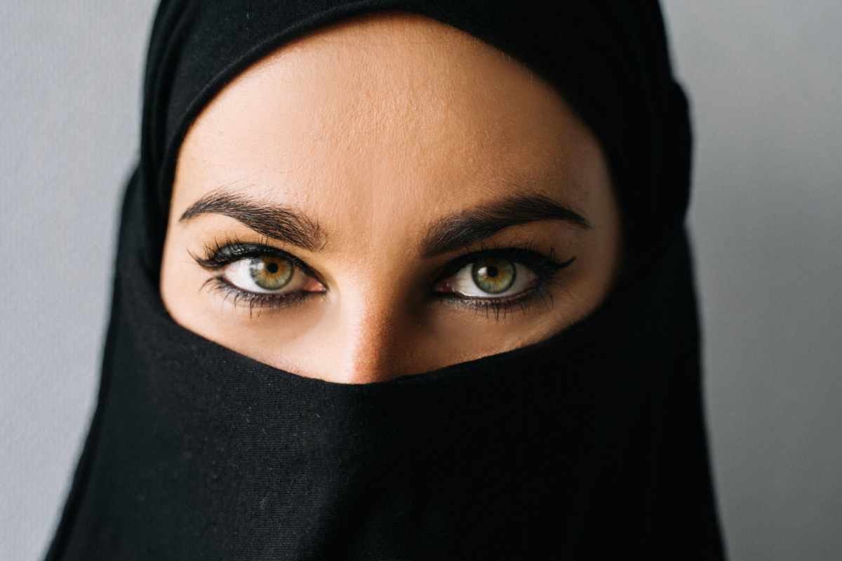 Mulți se întreabă de ce femeile musulmane umblă acoperite cu diverse articole vestimentare, printre care hijab, niqab, burka și chador.