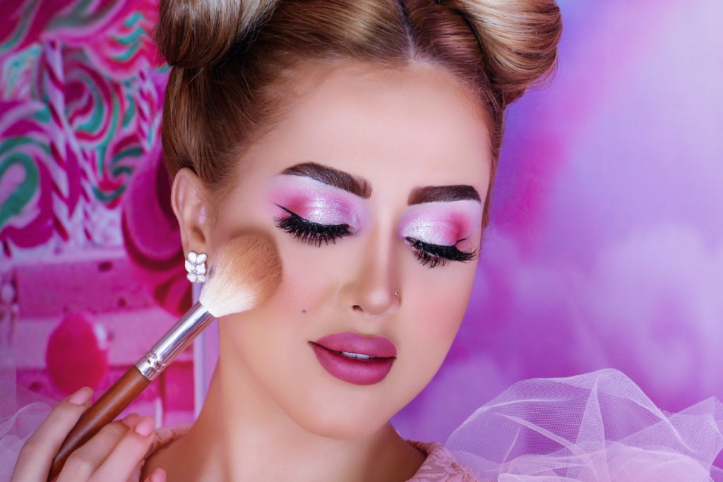 Farduri pline de culoare, buze seducătoare și look-uri de efect care pun accentul pe creativitate sunt machiaje la modă în 2022.