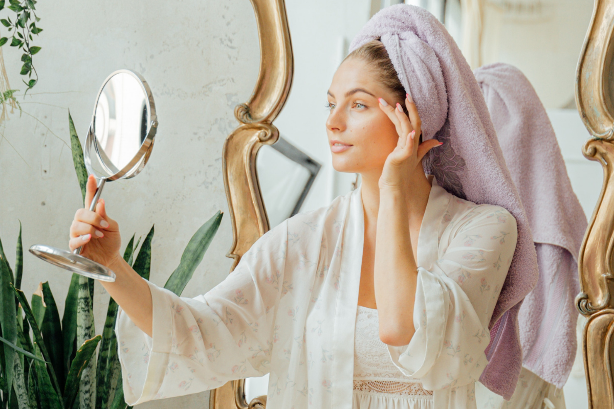 Dacă ai frecvent iritații și reacții alergice la nivelul pielii, e timpul să adopți urgent o rutină de îngrijire pentru tenul sensibil.