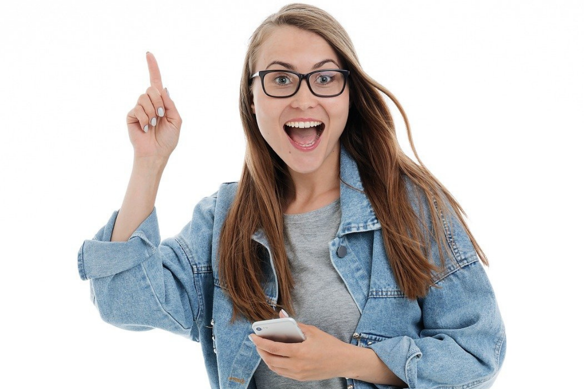 Mulți folosim telefonul în baie, chiar dacă acest obicei ne poate afecta sănătatea din cauza bacteriilor care se află peste tot în toaletă.