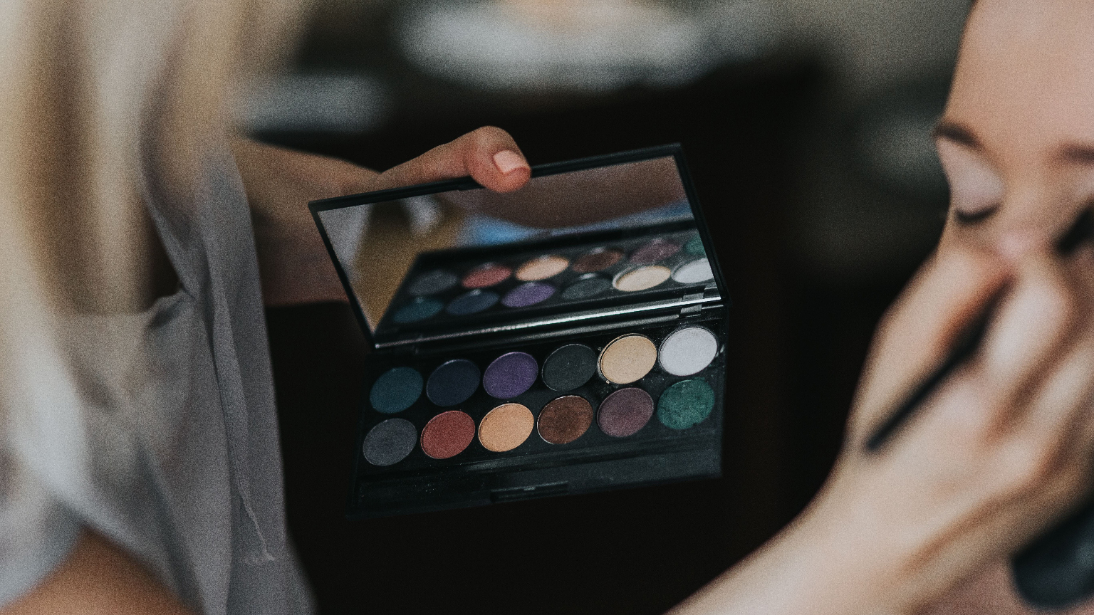 Trucuri de frumuseţe dezvăluite de actriţa Salma Hayek ușor de adoptat în rutina de înfrumusețare pentru o apariție de Hollywood. 