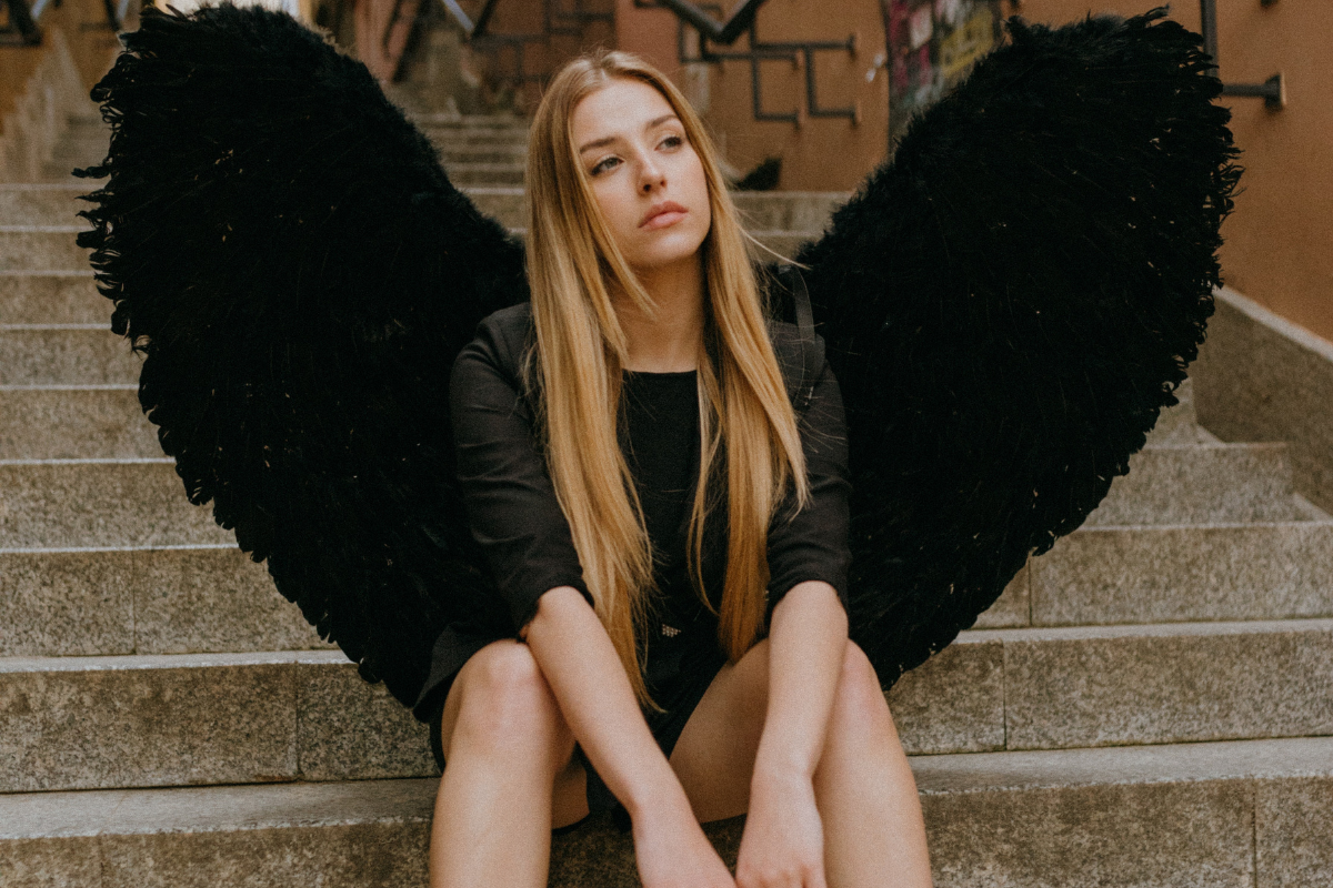 Hainele cu măsurile potrivite și mai multe elemente de croială și de imprimeu sunt doar câteva trucuri ca să pari mai înaltă.