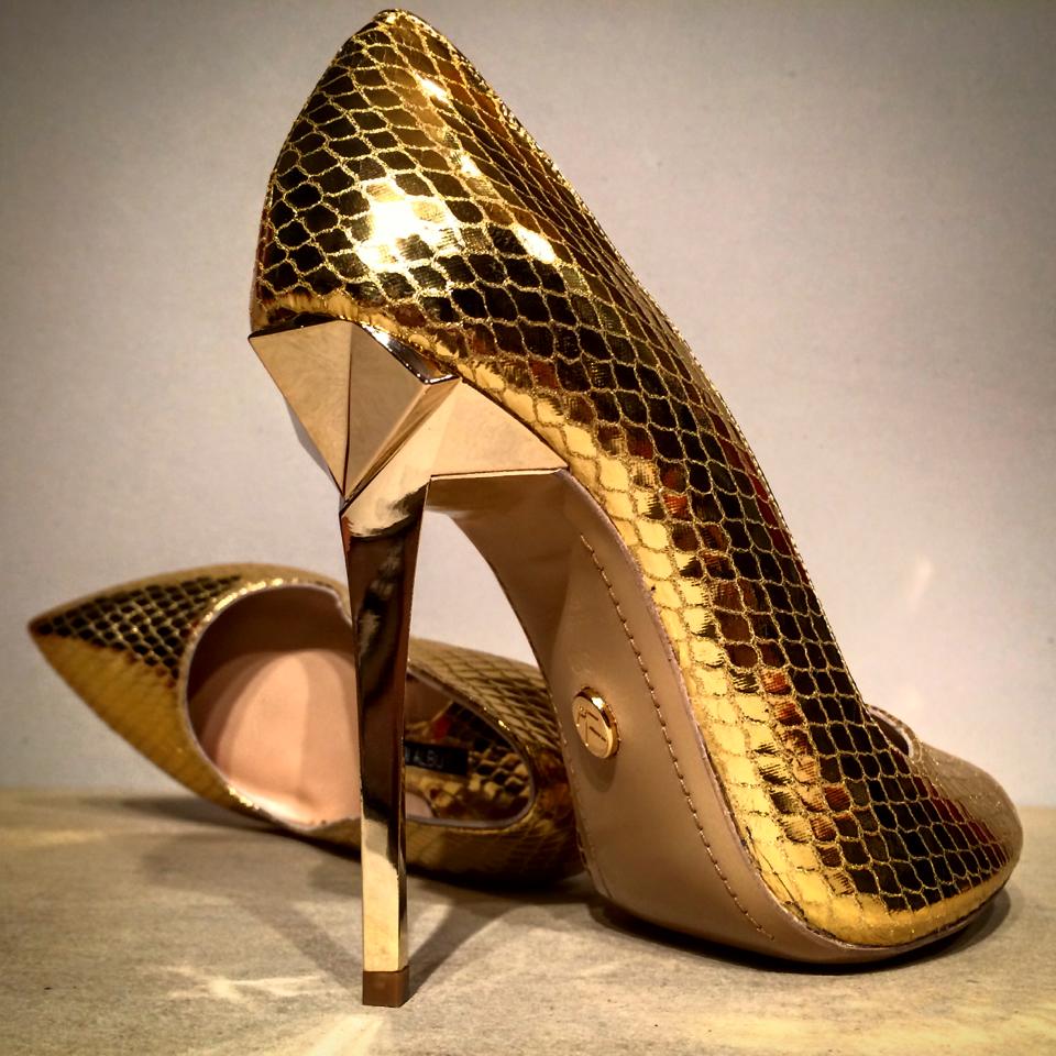 Mihai Albu figurează în Cartea Recordurilor, cu tocurile de 37 de cm