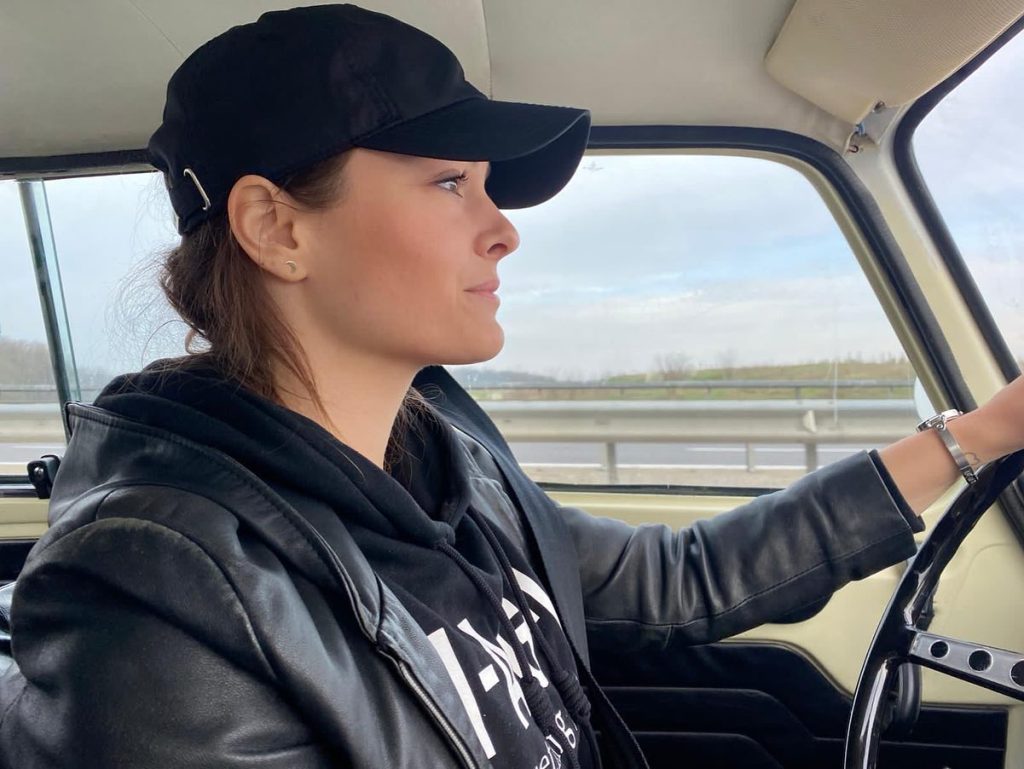 E tare mândră de mașina ei, o Dacie veche de 53 de ani