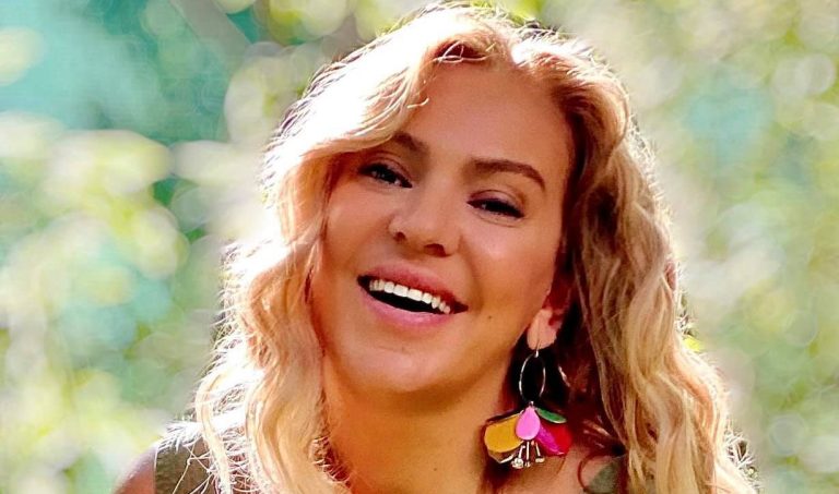 Maria Andrei pare clona mamei sale, fost fotomodel în comunism: „Mama a făcut reclamă la pastă de dinți pentru Germania, acum 50 de ani!”. Fotografii de colecție! EXCLUSIV