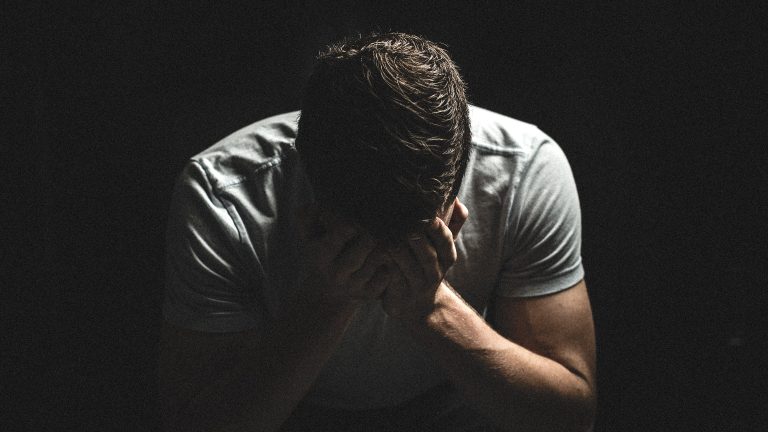 Bărbaţii suferă mai mult decât femeile după o despărţire. Studiul care le scoate la iveală toate slăbiciunile