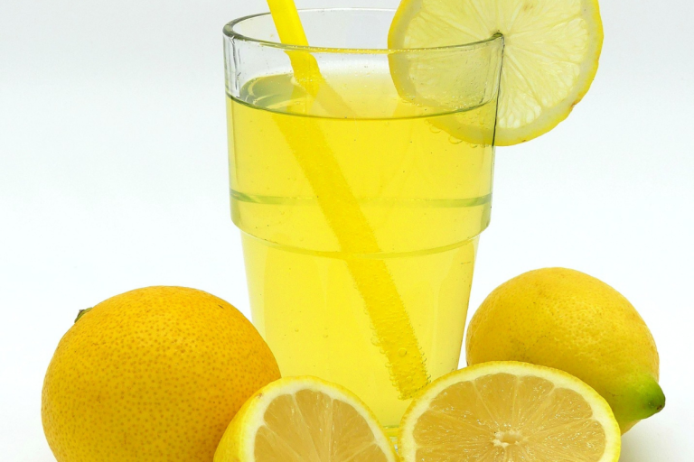Beneficiile sucului de lămâie. 6 motive pentru care ar trebui să bei suc de lămâie pentru a-ți îmbunătăți sănătatea
