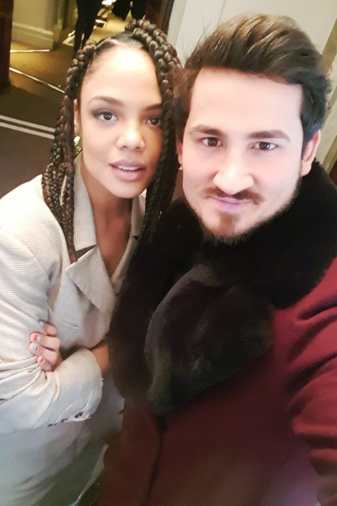 Fotograful cu actrița Tessa Mae Thompson