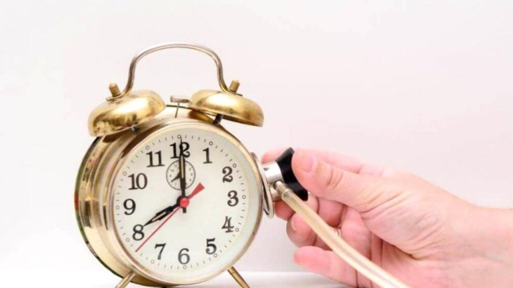 Ce înseamnă dacă te uiți la ceas la oră fixă