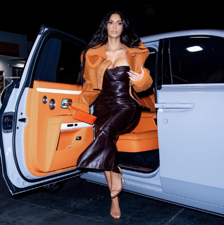 Ce mașini de lux deține Kim Kardashian. Are în garaj „bijuterii” în valoare de 3,8 milioane de dolari
