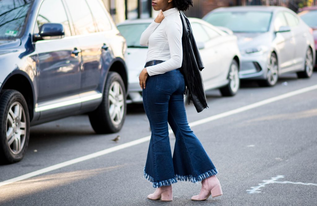 Cum porţi cu stil pantalonii evazaţi