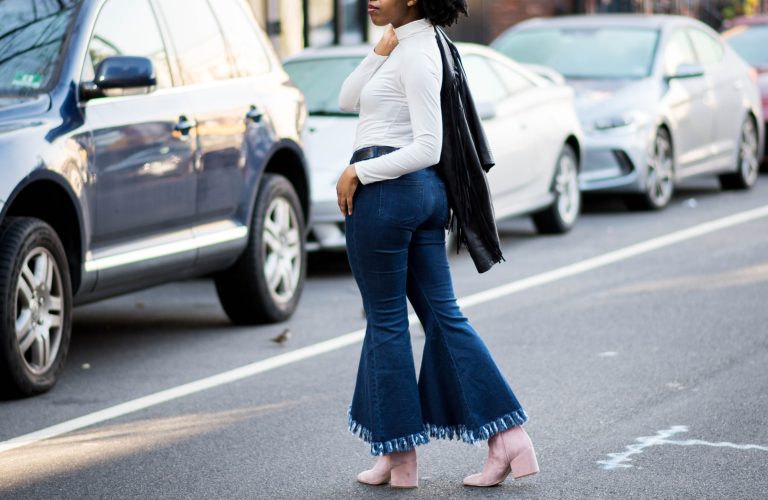 Cum porţi cu stil pantalonii evazaţi. Cu ce îi poţi accesoriza pentru un outfit inspirat