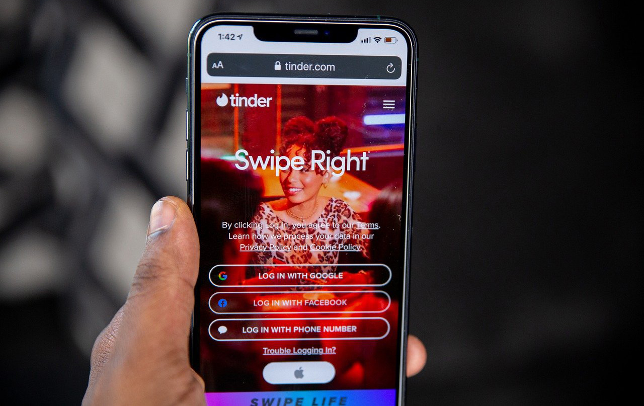 Cum poţi afla dacă iubitul tău are cont pe Tinder
