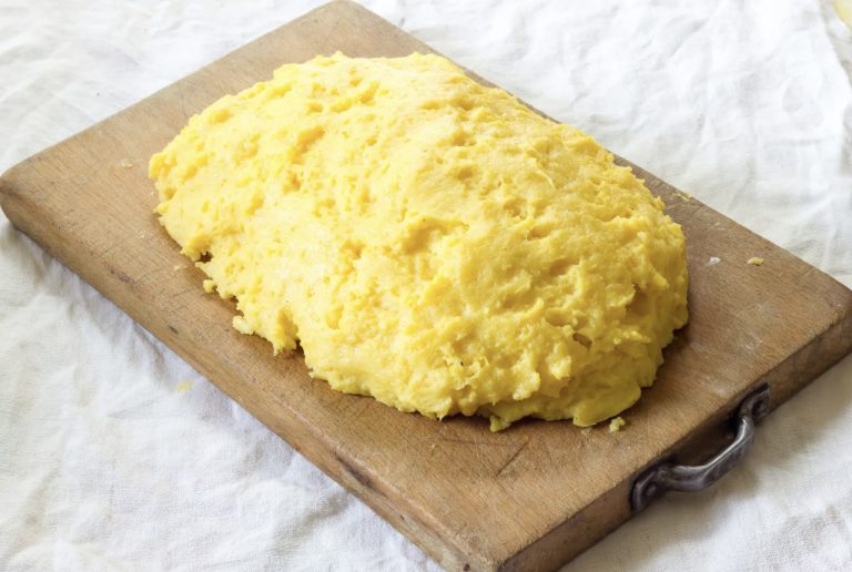 Cum se fierbe corect mămăliga. Greșeala pe care trebuie să o eviți ca să nu facă cocoloașe