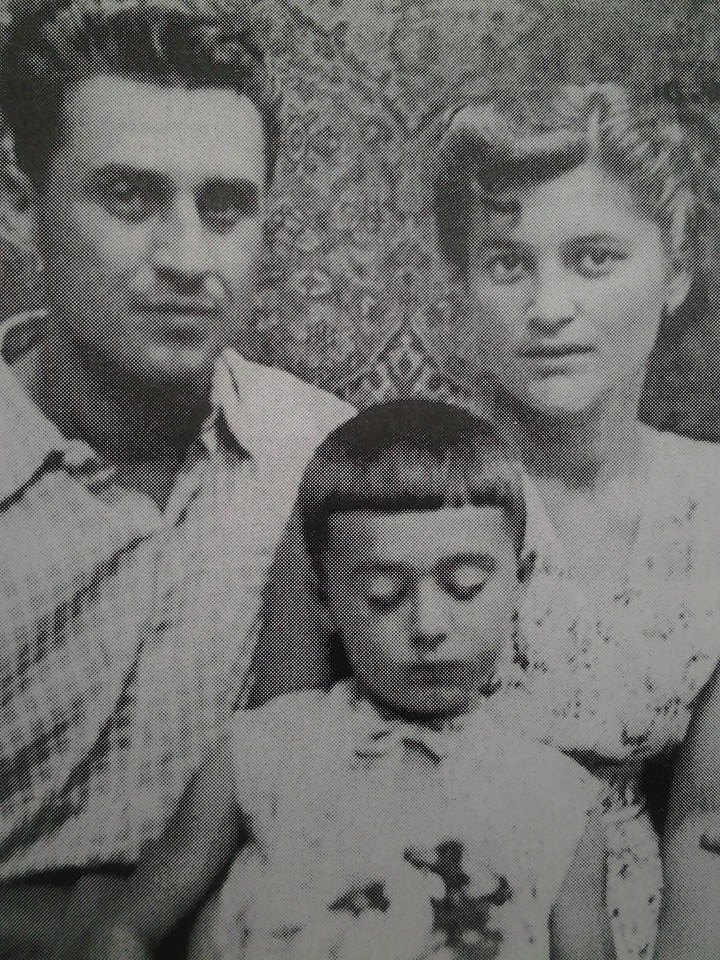 Alături de părinții lui care l-au adorat