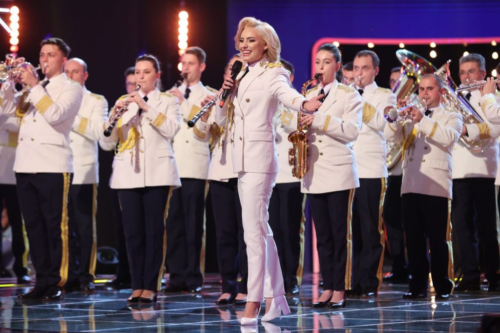 Emilia Dorobanțu, pe scenă, alături de orchestra militară