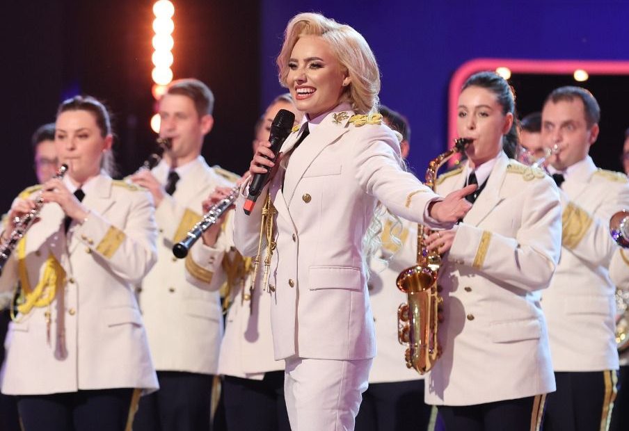 Emilia Dorobanțu, pe scenă, alături de orchestra militară
