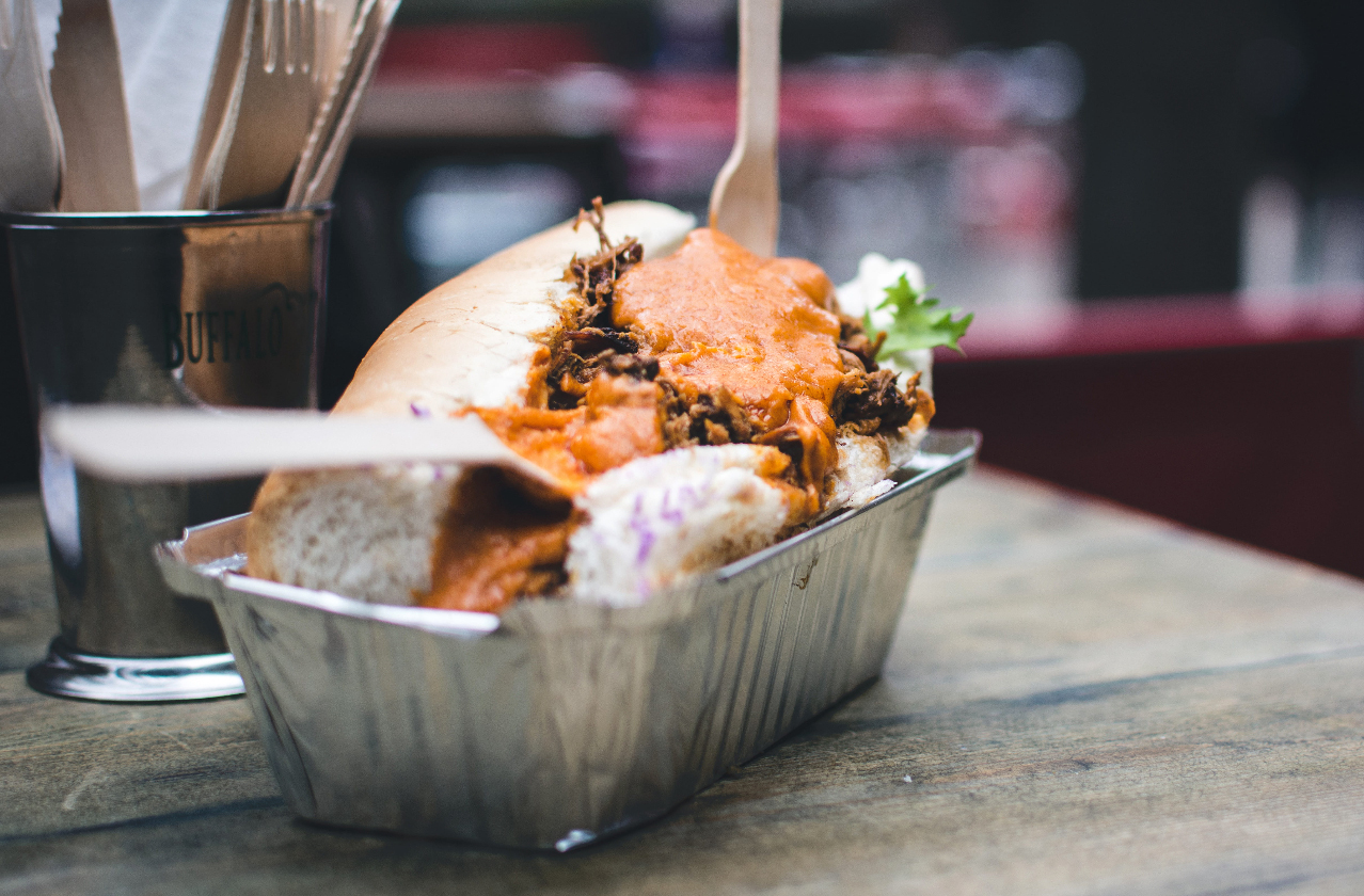 Folia de aluminiu poate contamina alimentele. Ce efecte periculoase are acest metal pentru organism