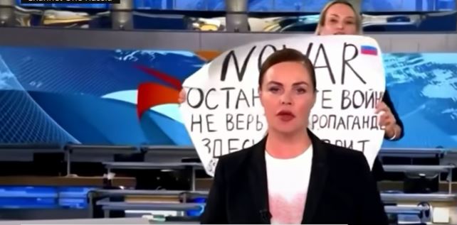 Ce a pățit jurnalista din Rusia la scurt timp după ce a protestat în direct la TV față de războiul din Ucraina