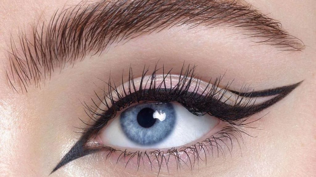 Trucuri care evidențiază privirea în machiajul pentru ochi albaștri