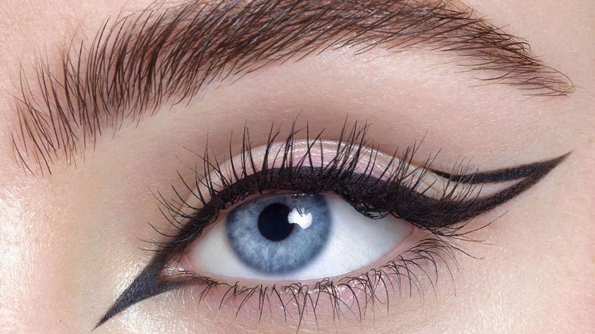 Trucuri care evidențiază privirea în machiajul pentru ochi albaștri