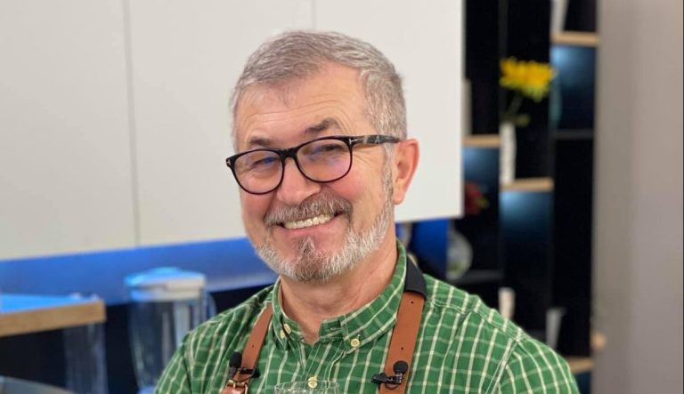 Maestrul bucătar Petrișor Tănase gătește pentru 200 de refugiați ucraineni: „Copiii, sărmanii de ei, nici nu au poftă de mâncare”. Cum le alină el suferința EXCLUSIV