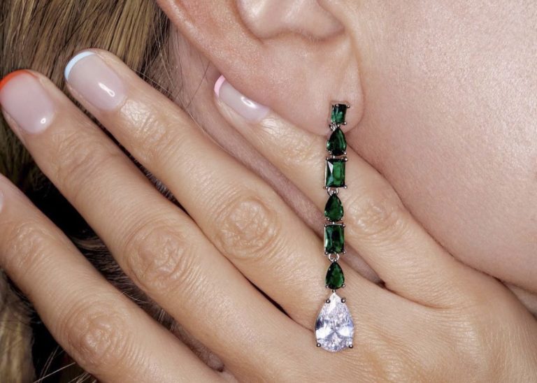 Modelul de unghii care revine la modă. Ce este Microfrench-ul