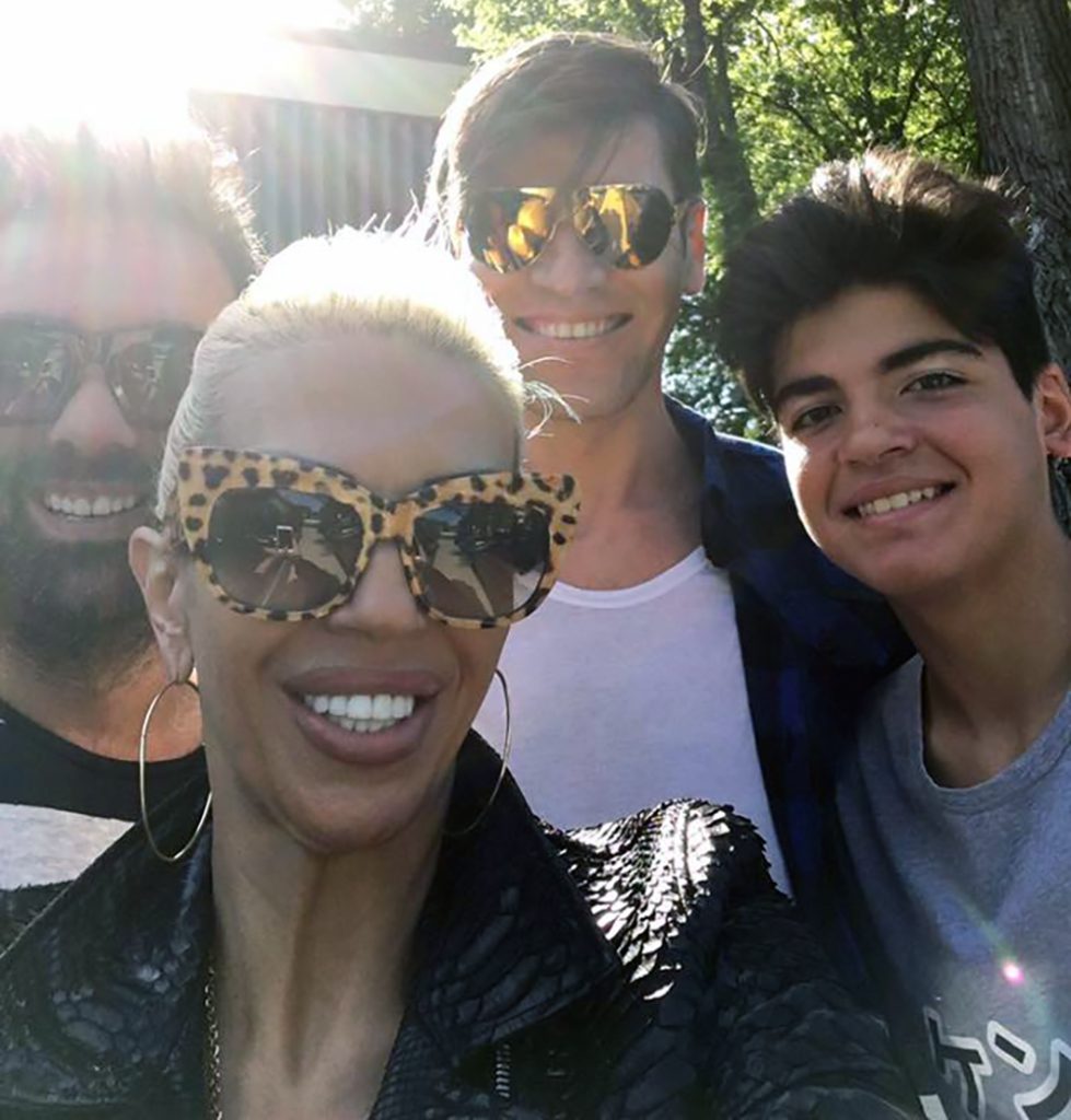 Pe vremea când tânărul își petrecea vacanțele alături de Raluca și de soțul ei, Florin și de Vali Pungă, tatăl lui