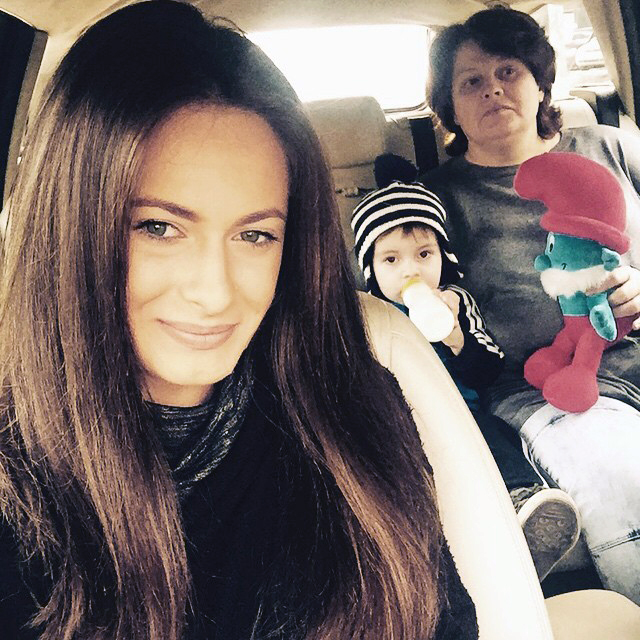 Artista se simte perfect în compania mamei și nepotului ei