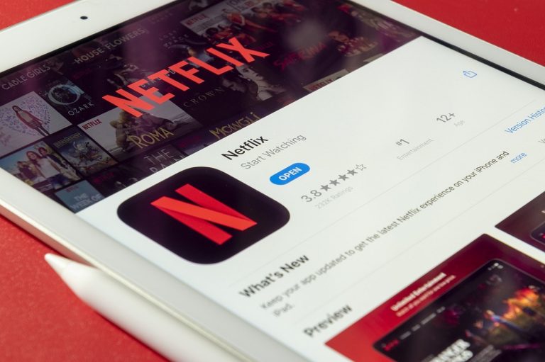 Seriale pe Netflix pe care nu trebuie să le ratezi în 2022. Top 5 cele mai urmărite serii