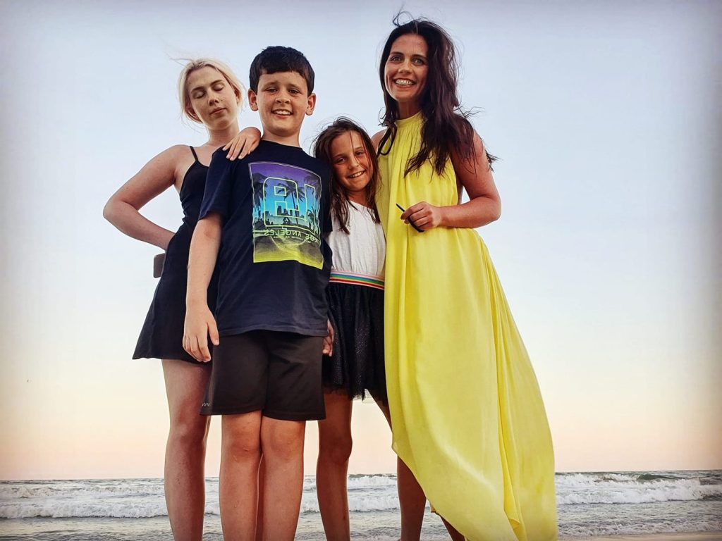 Aida Parascan, alături de cei trei copii ai săi