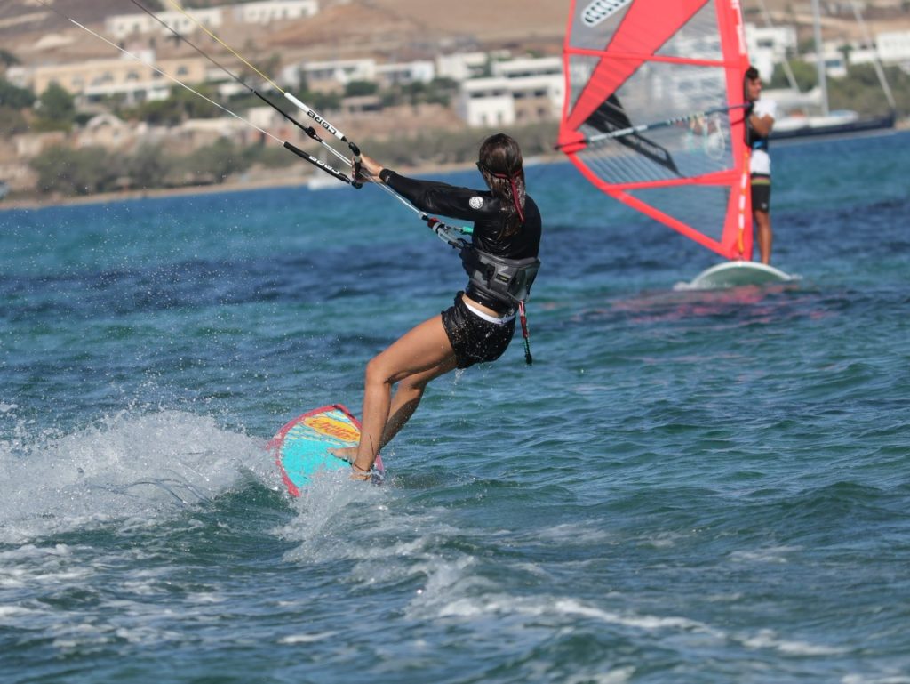 A început să practice kitesurfing deși are frică de apă