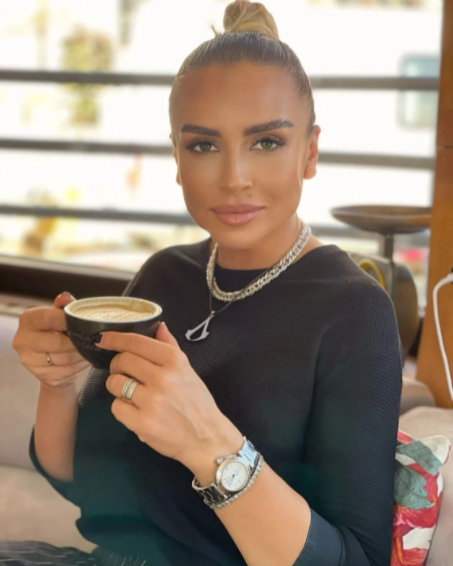 Adina Halas a primit un inel de logodnă cu diamant negru. Care este povestea sa