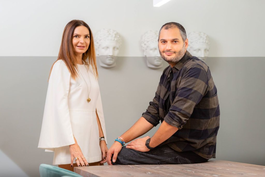 Alături de Omid Ghannadi a pus bazele unei școli de design interior