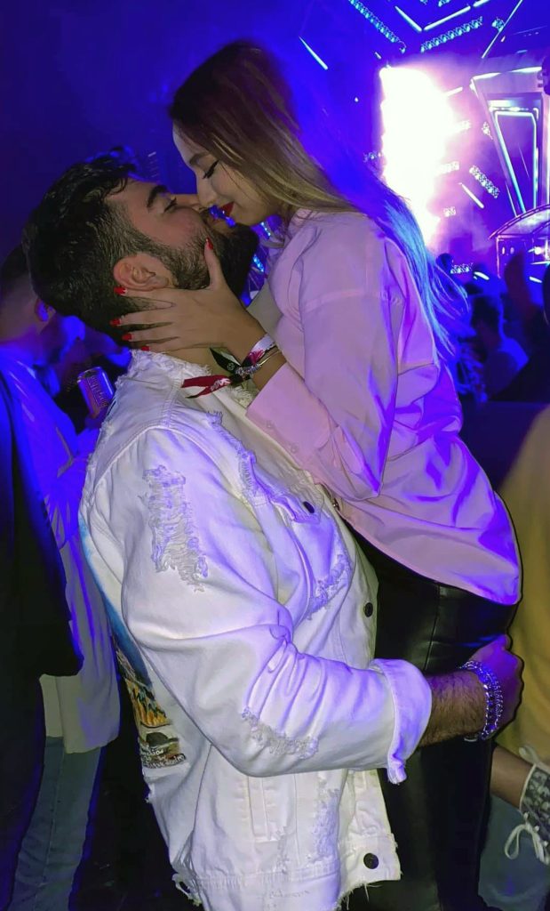 Alex s-a mutat singur si are iubită