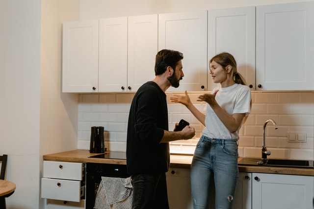 Am început să-mi urăsc soțul Photo by MART PRODUCTION from Pexels