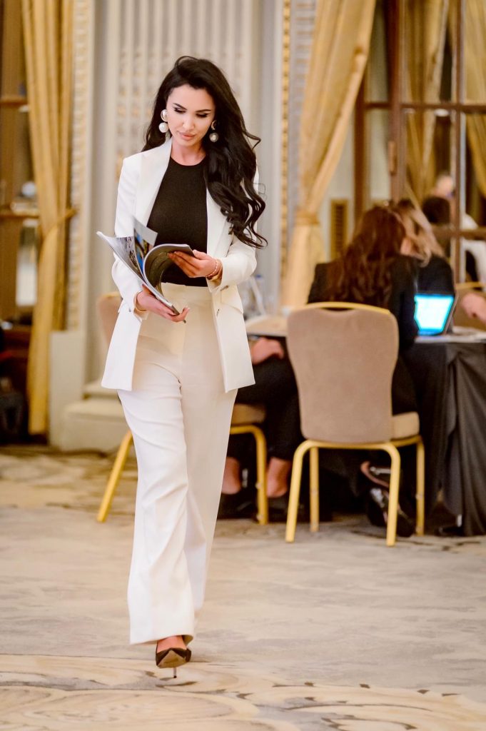 Femeia de afaceri merge la întâlnirile de biznis doar la costum