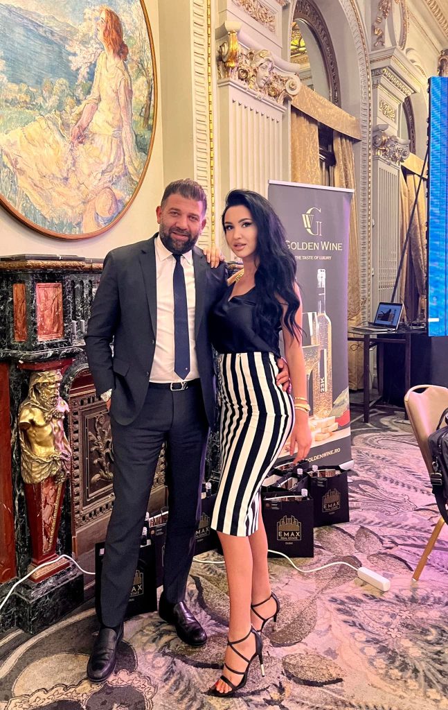 Femeia de afaceri alături de unul dintre reprezentatii dezvoltatorilor imobiliari din Dubai