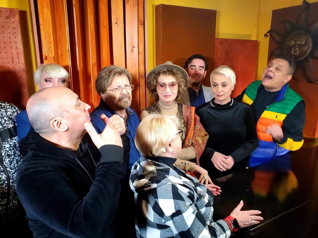 Angela, alături de colegii ei, în studioul de înregistrări