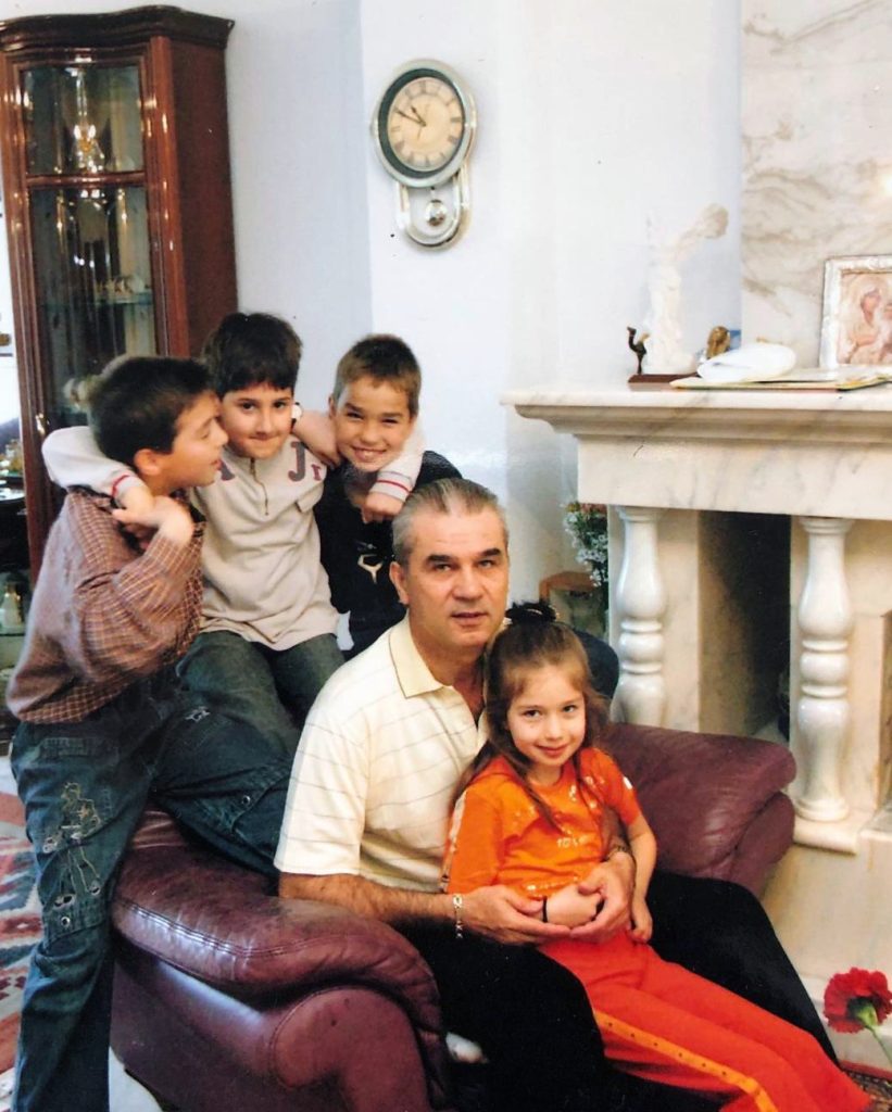 Anghel Iordănescu alături de nepoții Edward, Andrei, Alexandru și Maria