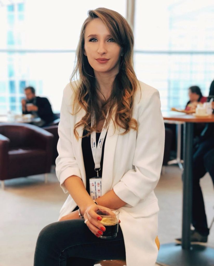 Avocat Mălina Bucur este îndrăgostită de meseria ei, motiv pentru care a reușit să promoveze examenul de Barou încă de la prima încercare