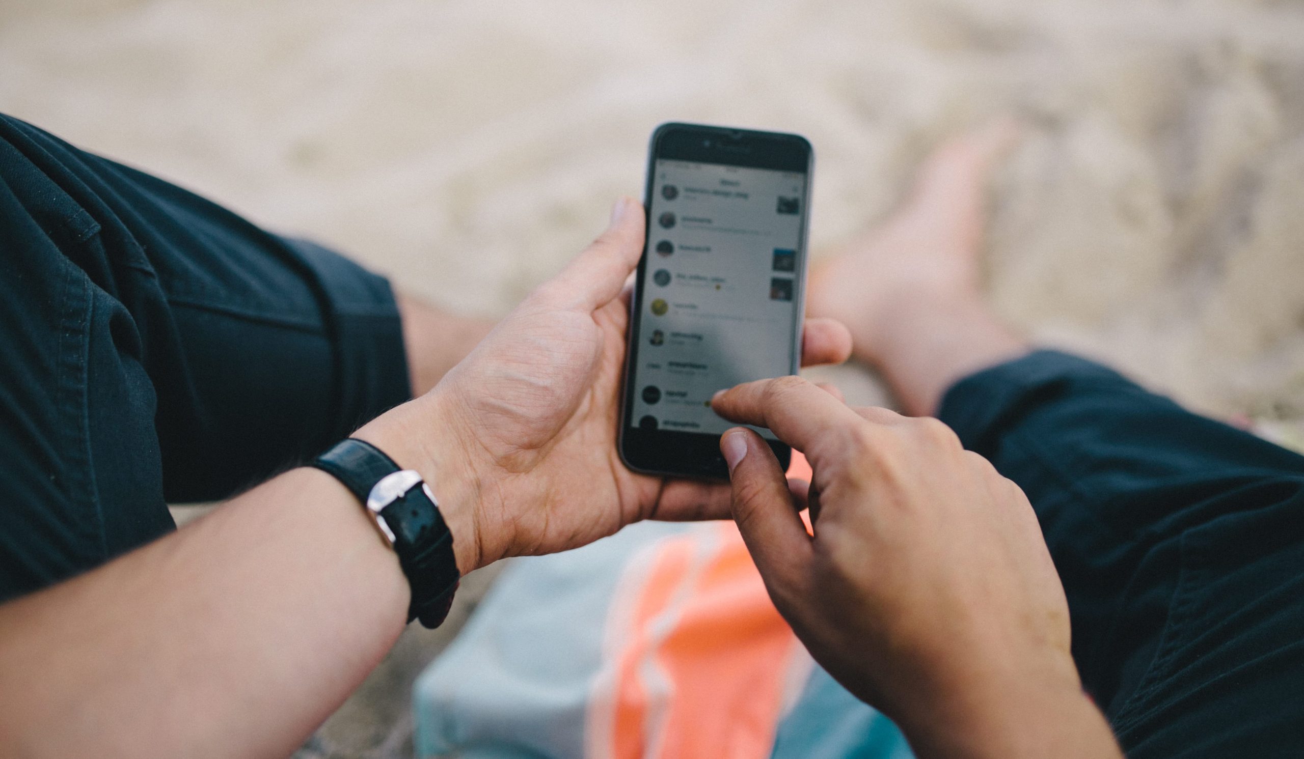 De ce bărbaţii dau block femeilor pe Whatsapp