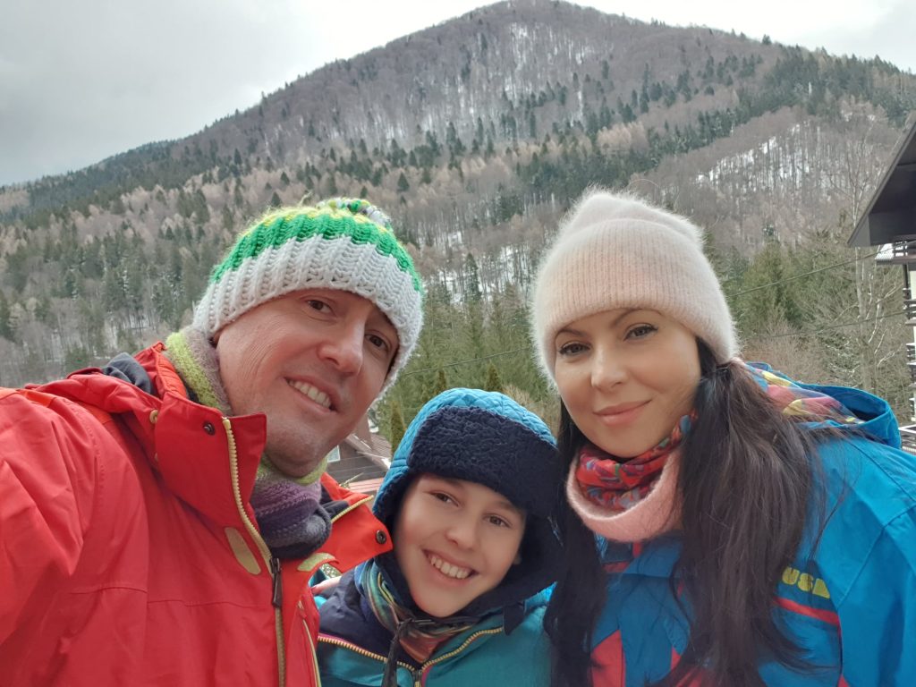 Călin cu fiul și cu mama băiatului