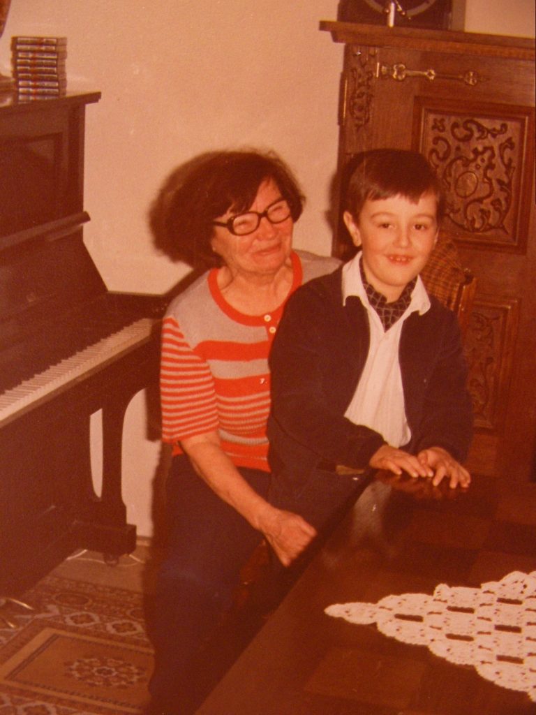 Călin și-a iubit enom bunica