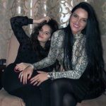 Carmina, fiica lui Liviu Vârciu și mama ei, Ami Teiceanu, par ca două surori