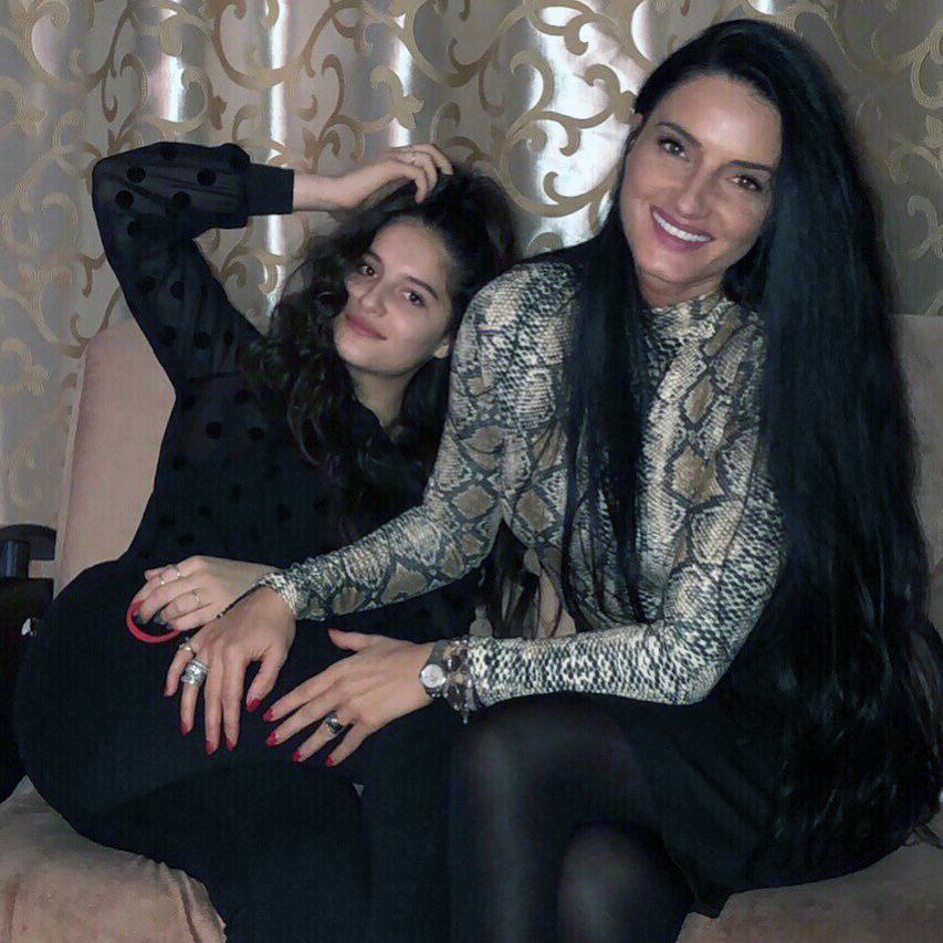 Carmina, fiica lui Liviu Vârciu și mama ei, Ami Teiceanu, par ca două surori