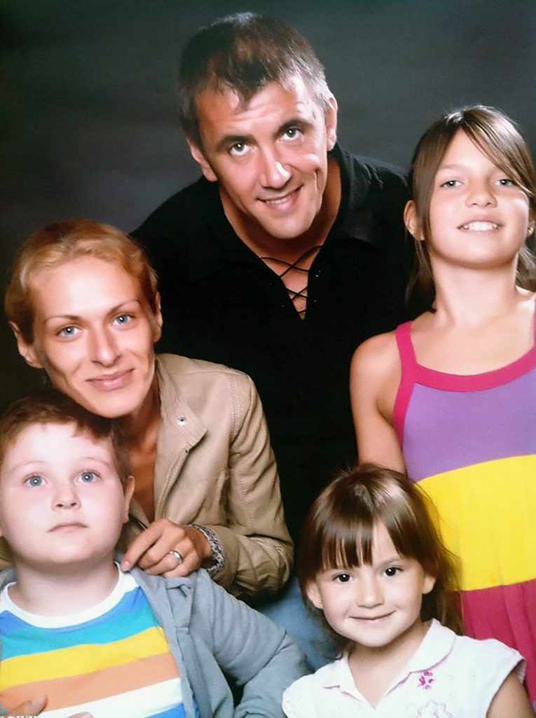 Cosmin Cernat alături de soție și de cei trei copii