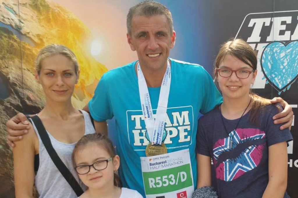 Cosmin Cernat alături de frumoasa lui familie